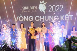 Cặp đôi nam vương và hoa khôi tại Cuộc thi sinh viên thanh lịch năm 2022.