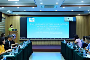 Bà Nguyễn Thị Thu Hiền - Giám đốc Trung tâm thông tin sở hữu công nghiệp, Cục Sở hữu trí tuệ (Bộ Khoa học và Công nghệ) tham luận tại hội thảo.