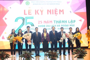 Ban Giám đốc Học viện Nông nghiệp Việt Nam chúc mừng Khoa Du lịch và Ngoại ngữ.