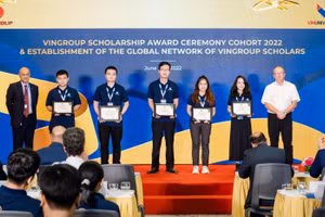 Các du học sinh xuất sắc của Việt Nam được trao học bổng trị giá hàng tỉ đồng do Tập đoàn Vingroup trao tặng.