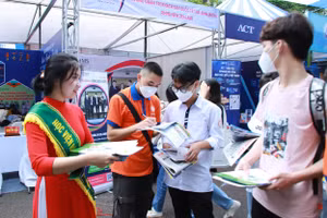 Thí sinh tham dự ngày hội tư vấn tuyển sinh, hướng nghiệp năm 2022