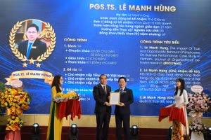 TS Lê Mạnh Hùng - Hiệu trưởng Trường ĐH Công đoàn (bên phải) nhận Quyết định bổ nhiệm phó giáo sư.