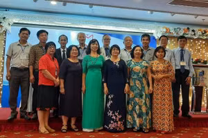 Ban chấp hành gồm 15 thành viên ra mắt đại hội. Nhà thơ Đoàn Thị Lam Luyến giữ chức Chủ tịch hiệp hội (người thứ 3 từ phải sang - hàng thứ nhất).