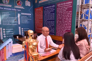 Tân sinh viên được tư vấn nhiệt tình.