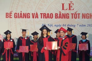 Tân thạc sĩ nhận bằng tốt nghiệp