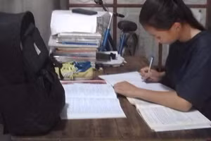 Băng Thạch Long Trinh bên góc học tập của mình