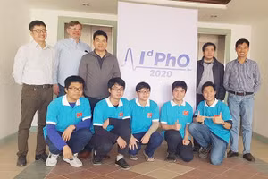 Vũ Ngô Hoàng Dương (hàng ngồi, thứ hai từ phải qua) cùng các thầy và các bạn trong đội tuyển Olympic Vật lí.