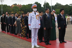 Thứ trưởng Nguyễn Hữu Độ cùng đại diện lãnh đạo, cán bộ, các Vụ, Cục, cơ quan thuộc Bộ GD&ĐT vào Lăng viếng Bác.