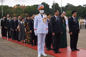 Thứ trưởng Nguyễn Hữu Độ cùng đại diện lãnh đạo, cán bộ, các Vụ, Cục, cơ quan thuộc Bộ GD&ĐT vào Lăng viếng Bác.