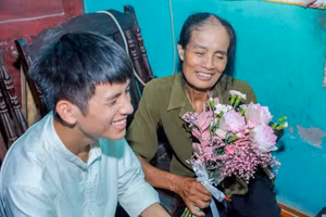 Nguyễn Như Huyến hạnh phúc bên mẹ.
