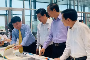 Các Thứ trưởng Bộ GD&ĐT: Nguyễn Hữu Độ (thứ 2 từ trái qua phải), Phạm Ngọc Thưởng (thứ 2 từ phải qua trái) thăm quan gian trưng bày sách giáo khoa tại triển lãm - sáng 29/9.