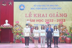 GS.TS Phạm Quang Trung trao Giấy khen cho các tân thủ khoa đầu vào - kỳ tuyển sinh năm 2022.