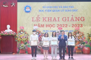 GS.TS Phạm Quang Trung trao Giấy khen cho các tân thủ khoa đầu vào - kỳ tuyển sinh năm 2022.