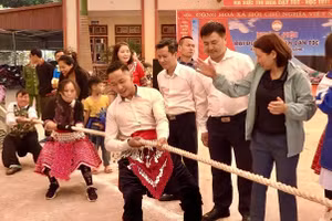 Anh Hảng A Thào tổ chức các hoạt động vui chơi trong ngày Hội tại xã Bản Công