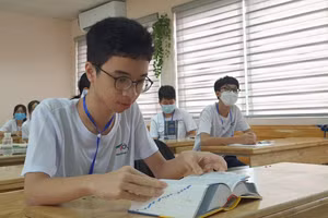 Thí sinh Nghiêm Tiến Đạt đến từ Trường THCS Phan Đình Giót (Thanh Xuân, Hà Nội) tranh thủ ôn bài trước khi bước vào giờ thi.