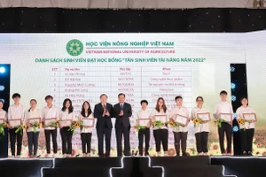 Học viện Nông nghiệp Việt Nam trao học bổng cho "Tân sinh viên tài năng năm 2022".