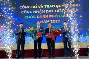 TS Lê Mạnh Hùng (thứ 2 từ phải qua) và TS Nguyễn Đức Hữu nhận Quyết định công nhận đạt tiêu chuẩn chức danh phó giáo sư.