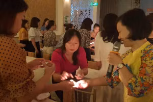 Hình ảnh truyền lửa cho nhau trong buổi bế mạc Khóa Tập huấn, bồi dưỡng giáo viên, cán bộ quản lý cốt cán mầm non đã mang đến nhiều xúc cảm cho mọi người. 