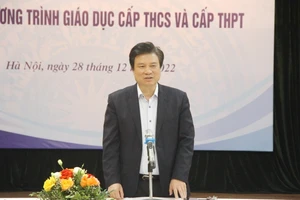 Thứ trưởng Bộ GD&ĐT Nguyễn Hữu Độ phát biểu tại hội thảo.