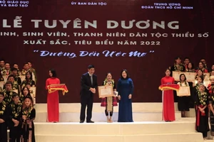 Lầu Hương Giang là một trong những học sinh tiêu biểu được vinh danh trong Lễ Tuyên dương học sinh, sinh viên, thanh niên người dân tộc thiểu số có thành tích xuất sắc năm 2022 do Ủy ban dân tộc phối hợp với Bộ GD&ĐT, Trung ương Đoàn thanh niên tổ chức.