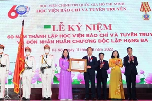 Thay mặt lãnh đạo Đảng, Nhà nước, Phó Chủ tịch nước Võ Thị Ánh Xuân trao tặng Huân chương Độc lập hạng Ba cho Học viện Báo chí và Tuyên truyền.