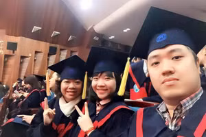 Hai vợ chồng Chiến Thắng và Hồng Anh trong ngày nhận bằng tốt nghiệp Thạc sĩ tại Trường ĐH Mở Hà Nội.