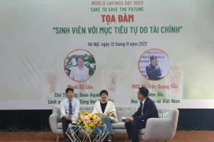 PGS.TS Trần Quang Tiến (ngoài cùng bên trái) và Shark Đỗ Liên trao đổi với sinh viên Học viện Phụ nữ Việt Nam nhiều vấn đề liên quan đến tiết kiệm và tự do tài chính.