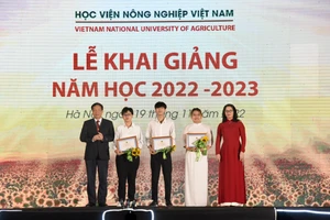 Lãnh đạo Học viện Nông nghiệp Việt Nam trao học bổng cho tân sinh viên nhân dịp khai giảng năm học 2022 - 2023.