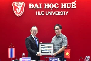 PGS.TS Lê Anh Phương - Giám đốc Đại học Huế có buổi tiếp ông Nikorndej Balankura - Đại sứ quán Thái Lan tại Việt Nam