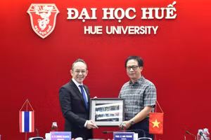 PGS.TS Lê Anh Phương - Giám đốc Đại học Huế có buổi tiếp ông Nikorndej Balankura - Đại sứ quán Thái Lan tại Việt Nam