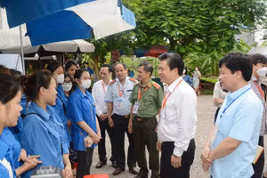 Thứ trưởng Bộ GD&ĐT Nguyễn Hữu Độ động viên thanh niên tình nguyện tại Điểm thi Trường THPT Gang Thép (Thái Nguyên)