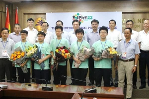 Thứ trưởng Bộ GD&ĐT Nguyễn Hữu Độ và Hiệu trưởng Trường ĐHSP Hà Nội Nguyễn Văn Minh tặng hoa chúc mừng đội tuyển Việt Nam tham dự IPhO 2022