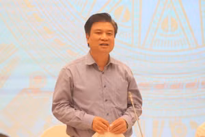 Thứ trưởng Nguyễn Hữu Độ trao đổi thông tin họp báo Chính phủ chiều 3/8