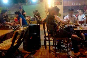 Hát Karaoke bằng loa kẹo kéo: Không dễ nói cấm là cấm