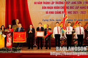 Ban giám hiệu Trường Cao đẳng Sư phạm Lạng Sơn đón nhận Huân chương Độc lập Hạng Ba và Cờ thi đua của Chính phủ (Ảnh: Báo Lạng Sơn)