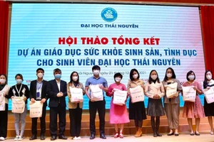 PGS.TS Trần Thanh Vân, Phó giám đốc Đại học Thái Nguyên tặng quà cho đội ngũ giảng viên cốt cán tham gia dự án.