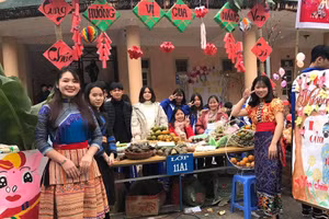 Gian hàng tết cổ truyền với những món ăn mang đậm hương vị quê hương