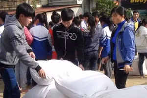 Học sinh Cao Bằng hân hoan khi được nhận hỗ trợ