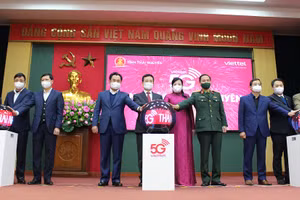 Các đại biểu nhấn nút khai chương 5G tại Thái Nguyên