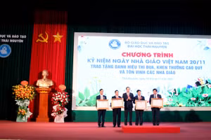 TS Phạm Ngọc Thưởng, Thứ trưởng Bộ GD&ĐT trao Huân chương lao động hạng Nhì cho 4 nhà giáo tiêu biểu của Đại học Thái Nguyên.