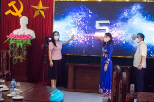 Các đại biểu bấm nút khai mạc Triển lãm trực tuyến