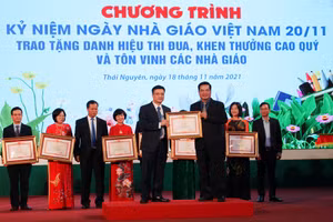 Thầy luôn được nhắc đến với hình ảnh một người tận tụy, tận tâm với nghề, dấn thân và truyền cảm hứng cho biết bao thế hệ giảng viên, sinh viên