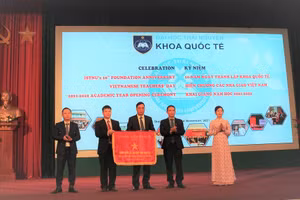 Lãnh đạo UBND tỉnh Thái Nguyên trao cờ thi đua cho khoa Quốc tế - Đại học Thái Nguyên