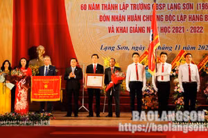 Ban giám hiệu Trường Cao đẳng Sư phạm Lạng Sơn đón nhận Huân chương Độc lập Hạng Ba và Cờ thi đua của Chính phủ (Ảnh: Báo Lạng Sơn)
