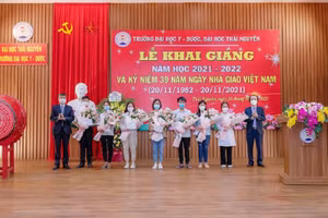Ban Giám hiệu Nhà tường trao học bổng cho tân sinh viên thủ khoa năm học 2021 - 2022.