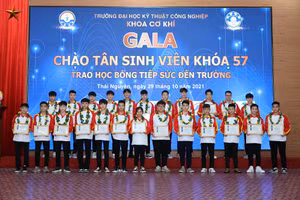 30 suất học bổng đã được trao cho các bạn tân sinh viên là thủ khoa có thành tích xuất sắc và tân sinh viên có hoàn cảnh khó khăn nỗ lực vươn lên trong học tập.