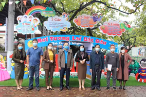 Trường Đại học Kỹ thuật Công nghiệp đã phối hợp với Sở GD&ĐT tỉnh Thái Nguyên tặng thiết bị đo thân nhiệt tự động cho trường mầm non 19 – 5 (TP. Thái Nguyên)