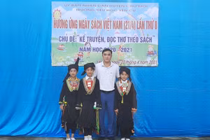 24 năm gắn bó với vùng cao, thầy Ly vui mừng khi học trò dần khôn lớn và trưởng thành.