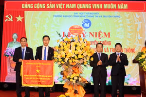 Trường Đại học Công nghệ Thông tin và Truyền thông đã vinh dự được nhận cờ thi đua của UBND tỉnh Nguyên