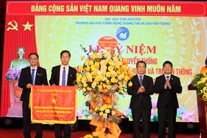 Trường Đại học Công nghệ Thông tin và Truyền thông đã vinh dự được nhận cờ thi đua của UBND tỉnh Nguyên